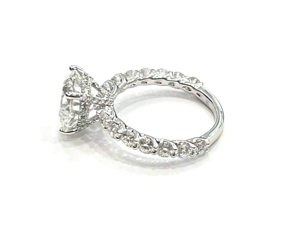 Beautiful 18K Diamond Ring with 3.56ct center diamond