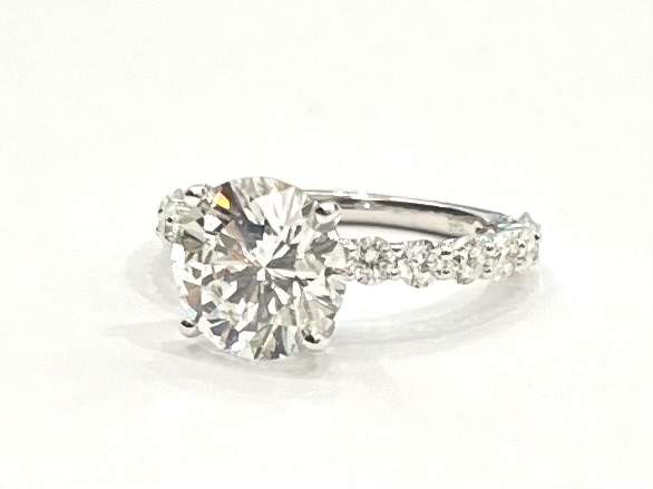 Beautiful 18K Diamond Ring with 3.56ct center diamond