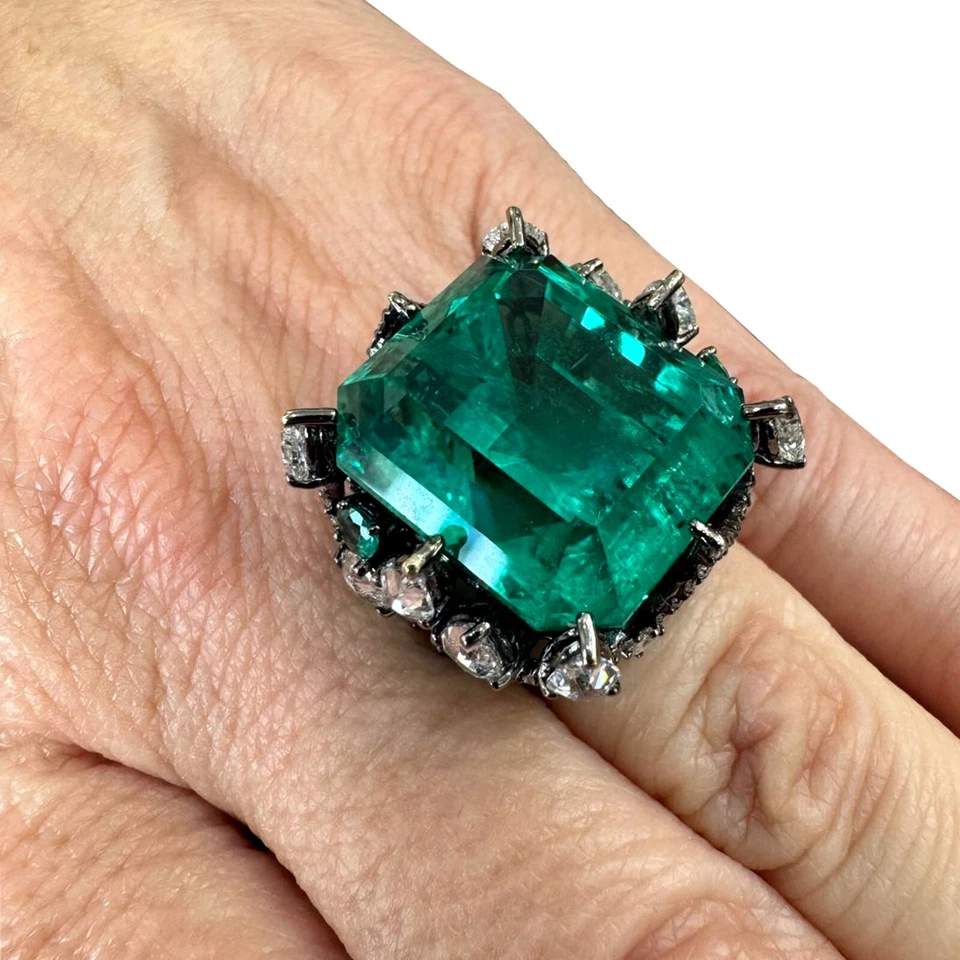 EXQUISITE RUSSIAN EMERALD AND DIAMOND RING