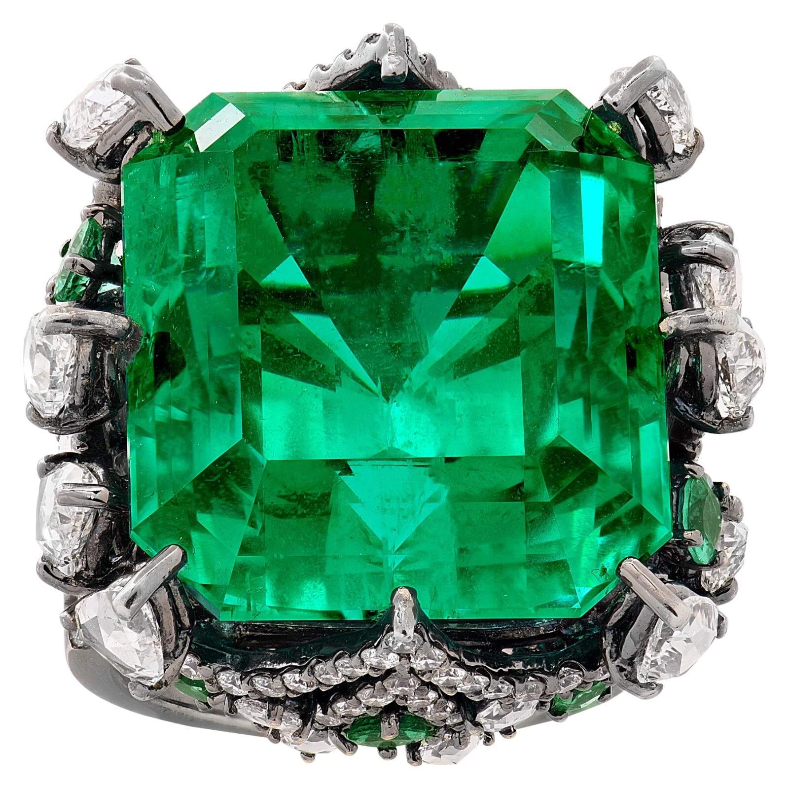 EXQUISITE RUSSIAN EMERALD AND DIAMOND RING
