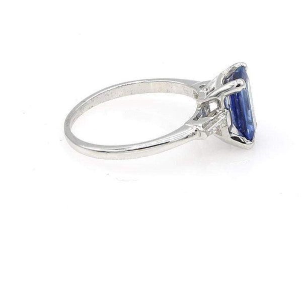 SAPPHIRE AND DIAMOND RING