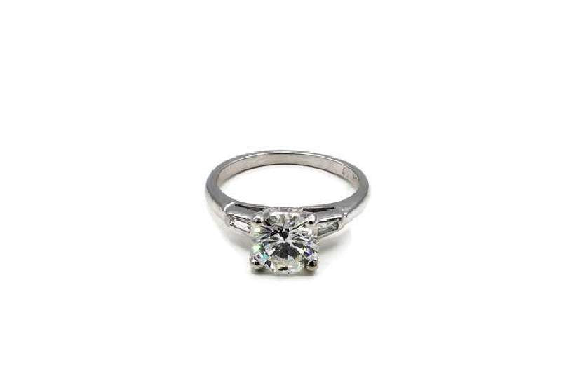 ROUND DIAMOND ENGAGEMENT RING