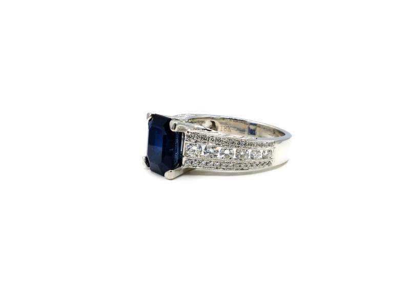 SAPPHIRE AND DIAMOND RING