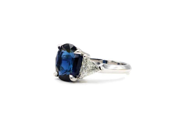 SAPPHIRE AND DIAMOND RING